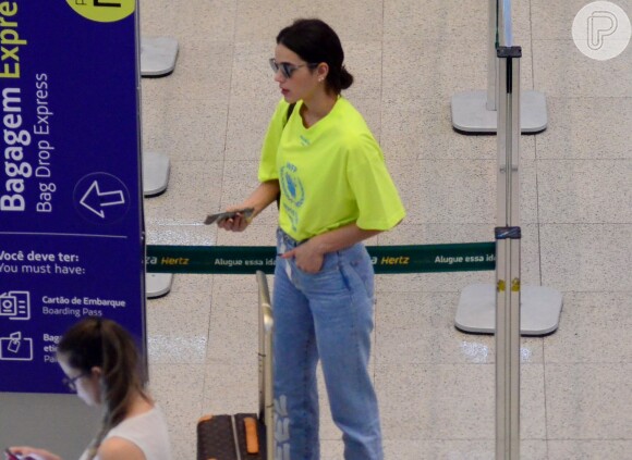 Bruna Marquezine espera para fazer o check-in no aeroporto