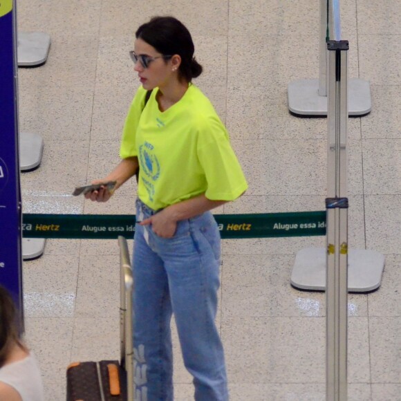 Bruna Marquezine espera para fazer o check-in no aeroporto
