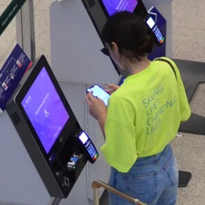 Bruna Marquezine, com look neon, faz check-in no aeroporto