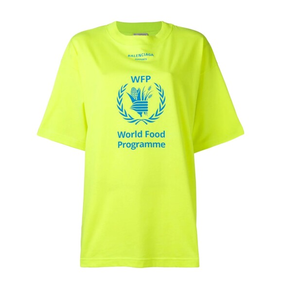 A blusa escolhida pela atriz Bruna Marquezine é uma parceria da Balenciaga com a World Food Programe