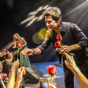 Eliana distribuiu rosas vermelhas com o cantor sertanejo Daniel