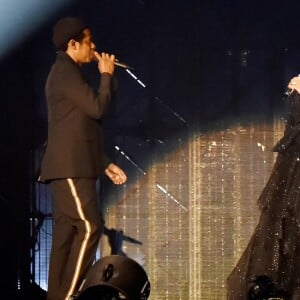Beyoncé tem usado looks luxuosos para se apresentar ao lado de Jay-Z