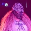 Beyoncé usa uma máscara durante apresentação da turnê