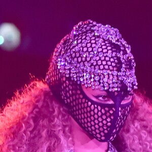 Beyoncé usa uma máscara durante apresentação da turnê