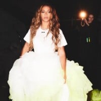 Beyoncé posa com vestido exclusivo e é comparada a verduras por fãs: 'Alface'