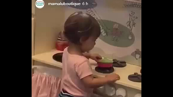 Thais Fersoza mostra Melinda brincando em cozinha