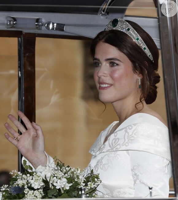 Princesa Eugenie de York ela usou um par de brincos de diamantes e esmeralda, um presente de casamento dado pelo próprio noivo