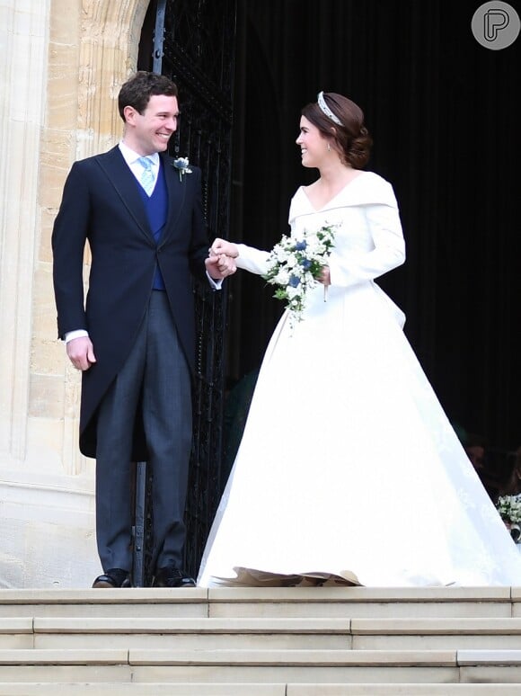 '(O vestido) é a única coisa sobre a qual eu realmente fui decisiva. Assim que anunciamos o casamento, eu conhecia o designer e o visual imediatamente', disse Princesa Eugenie de York 