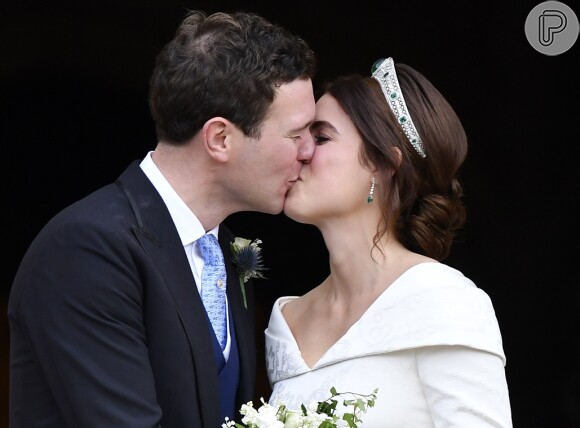 Princesa Eugenie de York beija Jack Brooksbank após casamento