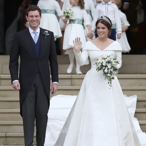 Princesa Eugenie de York e Jack Brooksbank cumprimentam população após casamento