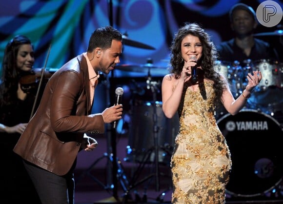Paula Fernandes cantou com Romeo Santos no Grammy Latino de 2012
