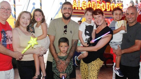 Luana Piovani e Pedro Scooby levam os filhos Dom, Bem e Liz ao circo. Veja fotos