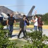 Joe Jonas desembarca no heliponto da Lagoa Rodrigo de Freitas, no Rio de Janeiro, e é recebido por fãs, em 21 de agosto de 2014