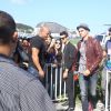 Joe Jonas tira foto com fãs no heliponto da Lagoa Rodrigo de Freitas, no Rio de Janeiro
