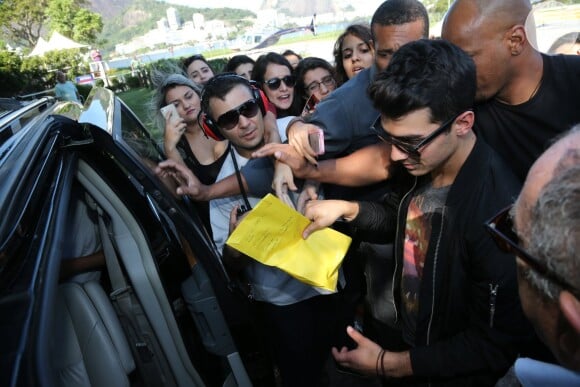 Joe Jonas é cercado por fãs