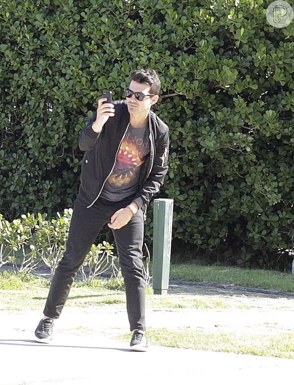 Joe Jonas faz registros com seu celular