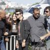 Joe Jonas desembarca no heliponto da Lagoa Rodrigo de Freitas, no Rio de Janeiro, e é recebido por fãs, em 21 de agosto de 2014