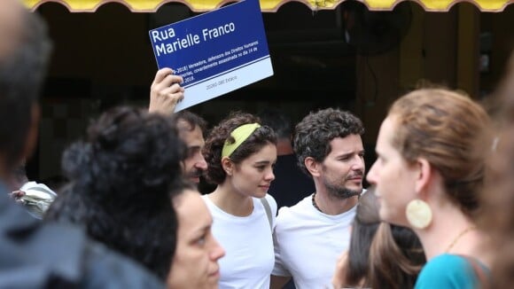 Sophie Charlotte e Daniel de Oliveira levam filho a manifestação política no Rio