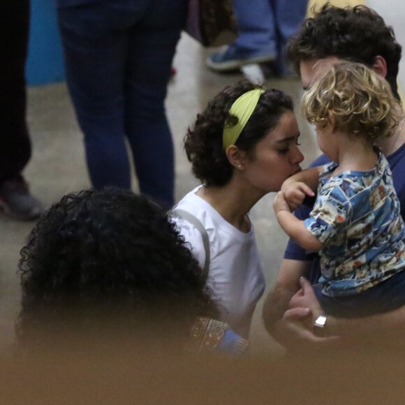 Esperando o metrô, Sophie Charlotte e Daniel de Oliveira paparicam o pequeno Otto