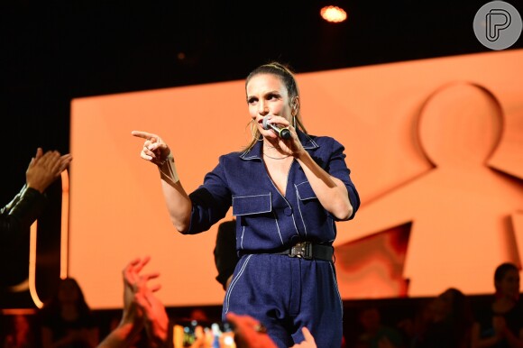 Ivete Sangalo cantava a música 'Manda Ver' quando um fã subiu ao palco. Ela pediu aos seguranças que deixassem o rapaz ali e ainda tirou uma foto com ele
