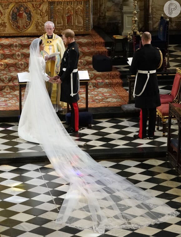 A cauda do vestido de noiva de Meghan Markle era discreta, mas seu véu se destacou na produção