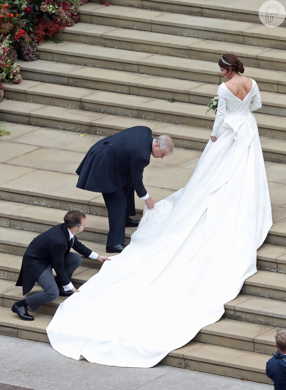 Princesa Eugenie usou um vestido sem véu, mas preferiu uma cauda longa