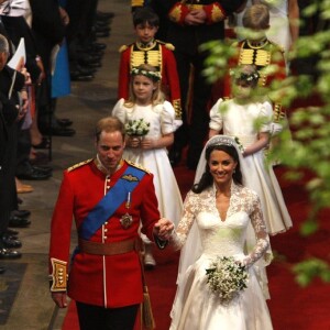 Kate Middleton escolheu um vestido tradicional e bem romântico para subir ao altar com Príncipe William