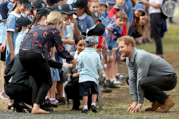 Meghan Markle e Harry conversam com criança durante visita a Dubbo, na Austrália