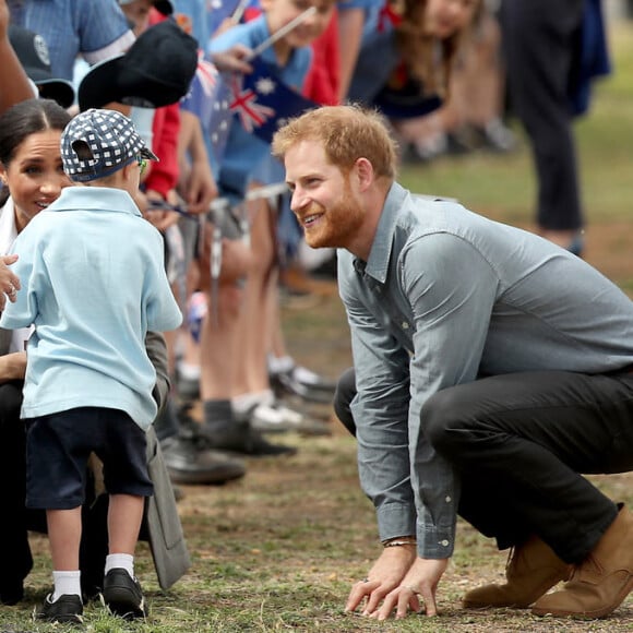 Meghan Markle e Harry conversam com criança durante visita a Dubbo, na Austrália