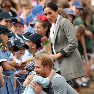 Meghan Markle ficou encantada ao ver o abraço de um menino no príncipe Harry