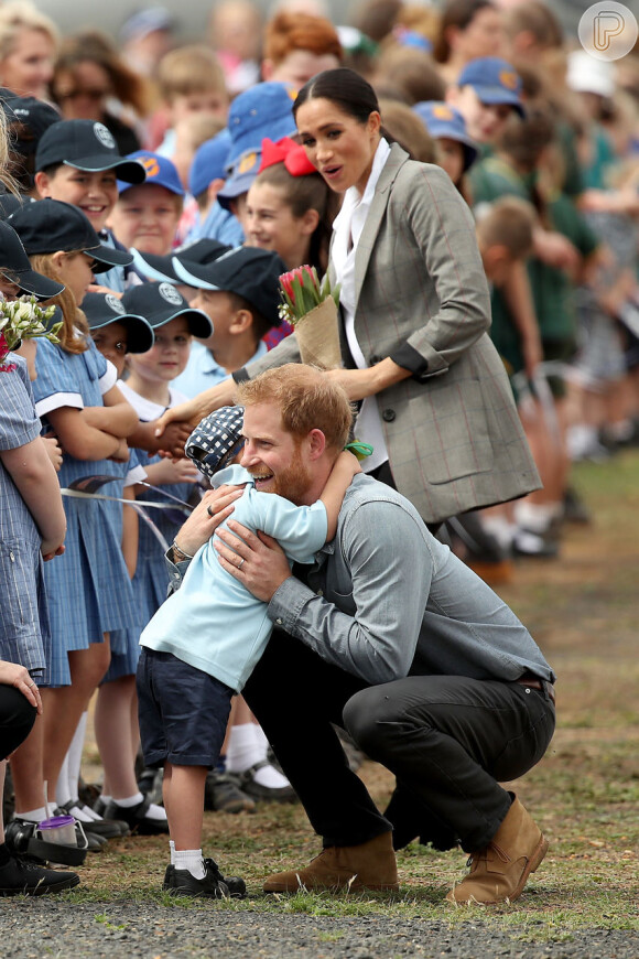 Meghan Markle ficou encantada ao ver o abraço de um menino no príncipe Harry