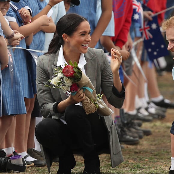 Meghan Markle recebeu flores da população local durante a visita