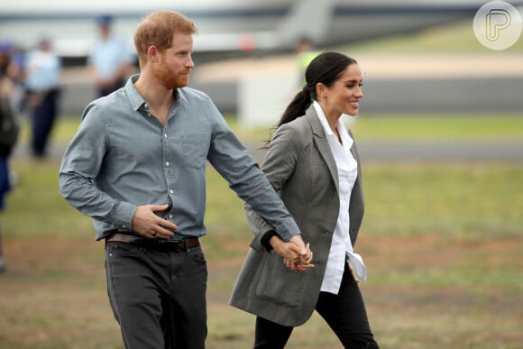 Meghan Markle caminhou de mãos dadas com o marido, Príncipe Harry, ao desembarcar em Dubbo