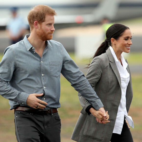 Meghan Markle caminhou de mãos dadas com o marido, Príncipe Harry, ao desembarcar em Dubbo