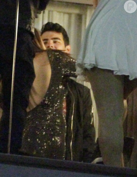 Giovanna Lancellotti conversa pertinho de Joe Jonas na sacada do hotel onde o ex-Jonas Brothers está hospedado