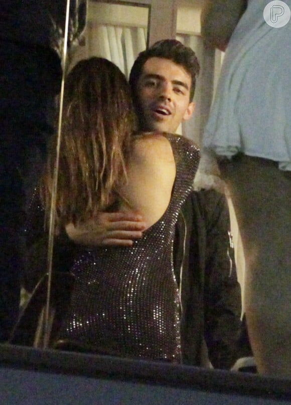 Giovanna Lancellotti é flagrada em clima de intimidade com Joe Jonas na varanda do Hotel Fasano, no Rio
