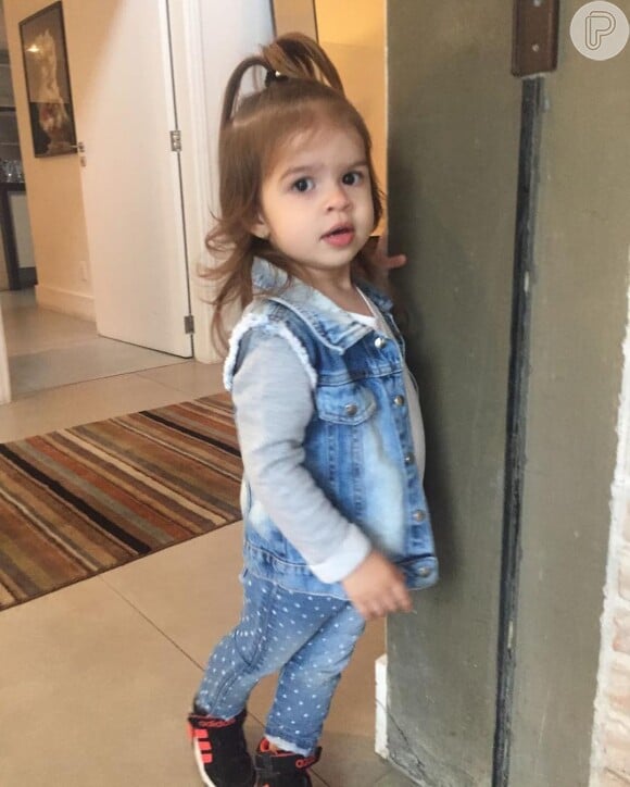 Valentina, filha de Mirella Santos e Ceará, usou um colete jeans por cima de uma blusa de manga