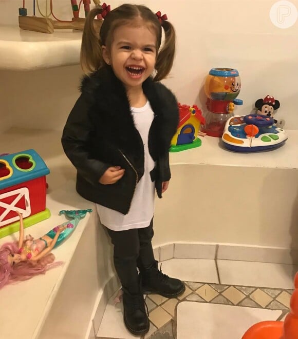 Valentina, filha de Mirella Santos e Ceará, usou colete de pelo, blusa branca calça e bota preta de cano curto