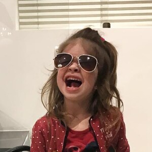 Valentina, filha de Mirella Santos e Ceará, usou look com pegada esportiva: tênis e jaqueta bomber