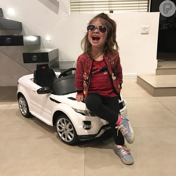 Valentina, filha de Mirella Santos e Ceará, usou look com pegada esportiva: tênis e jaqueta bomber