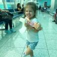  Valentina, filha de Mirella Santos e Ceará, usou short estampado de estrelas e t-shirt branca em aeroporto 