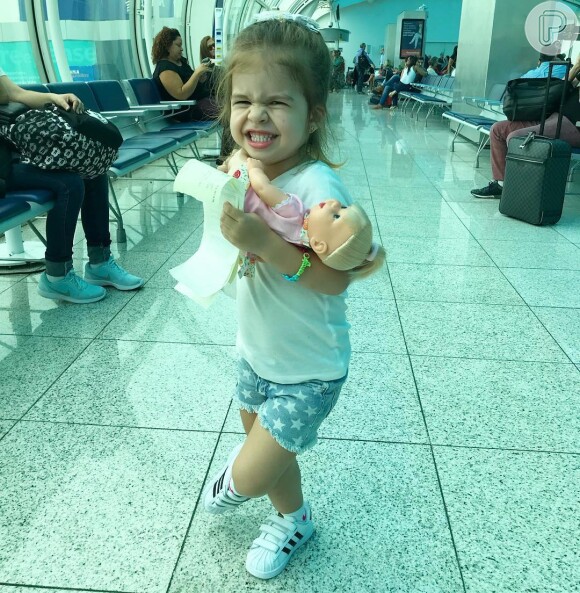Valentina, filha de Mirella Santos e Ceará, usou short estampado de estrelas e t-shirt branca em aeroporto