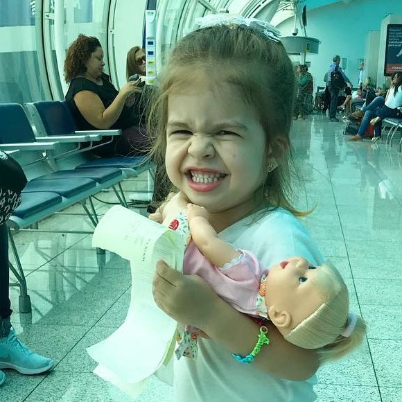Valentina, filha de Mirella Santos e Ceará, usou short estampado de estrelas e t-shirt branca em aeroporto