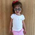  Valentina, filha de Mirella Santos e Ceará, usou t-shirt branca, saia rosa e óculos de sol estiloso 
