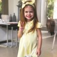  Valentina, filha de Mirella Santos e Ceará, usou vestido amarelo e laço da mesma cor no cabelo 