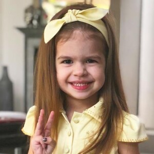 Valentina, filha de Mirella Santos e Ceará, usou vestido amarelo e laço da mesma cor no cabelo