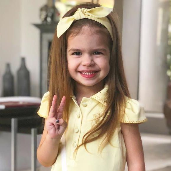 Valentina, filha de Mirella Santos e Ceará, usou vestido amarelo e laço da mesma cor no cabelo