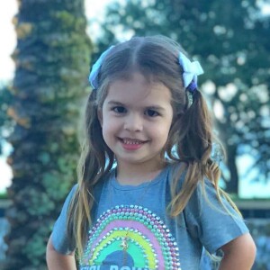 Valentina, filha de Mirella Santos e Ceará, usou camisa com silk e short jeans branco