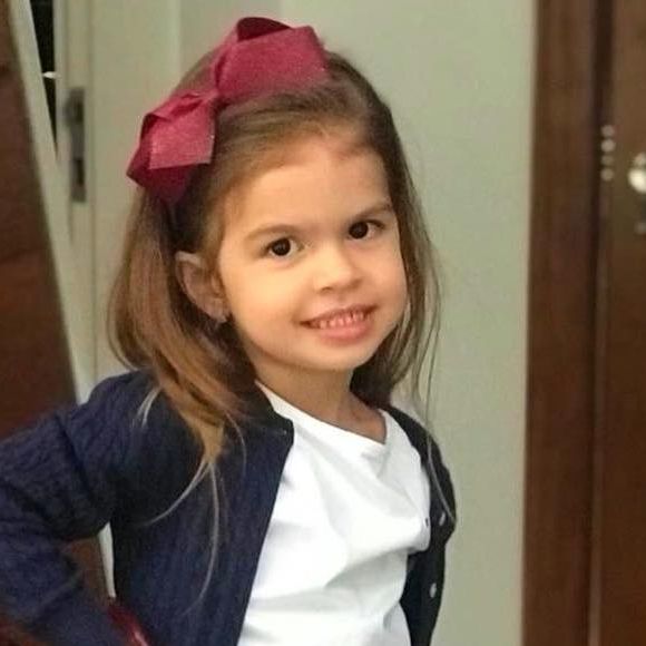 Filha de Mirella Santos e Ceará, Valentina usou uma saia com pregas e t-shirt branca, complentando a produção com um casaco por cima