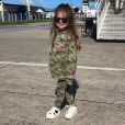 Valentina, filha de Mirella Santos e Ceará, usou um conjunto militar composto por calça e casaco 
